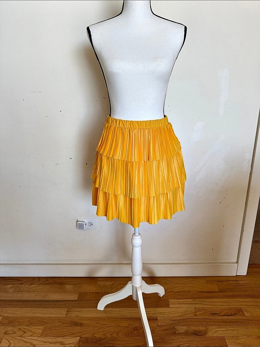 Zara Pleated Tiered Mini Skirt in Yellow Size Medium Like New